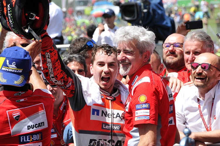 MotoGP : Claudio Domenicali, patron de Ducati, ne mange pas seulement son chapeau, il retourne aussi sa veste