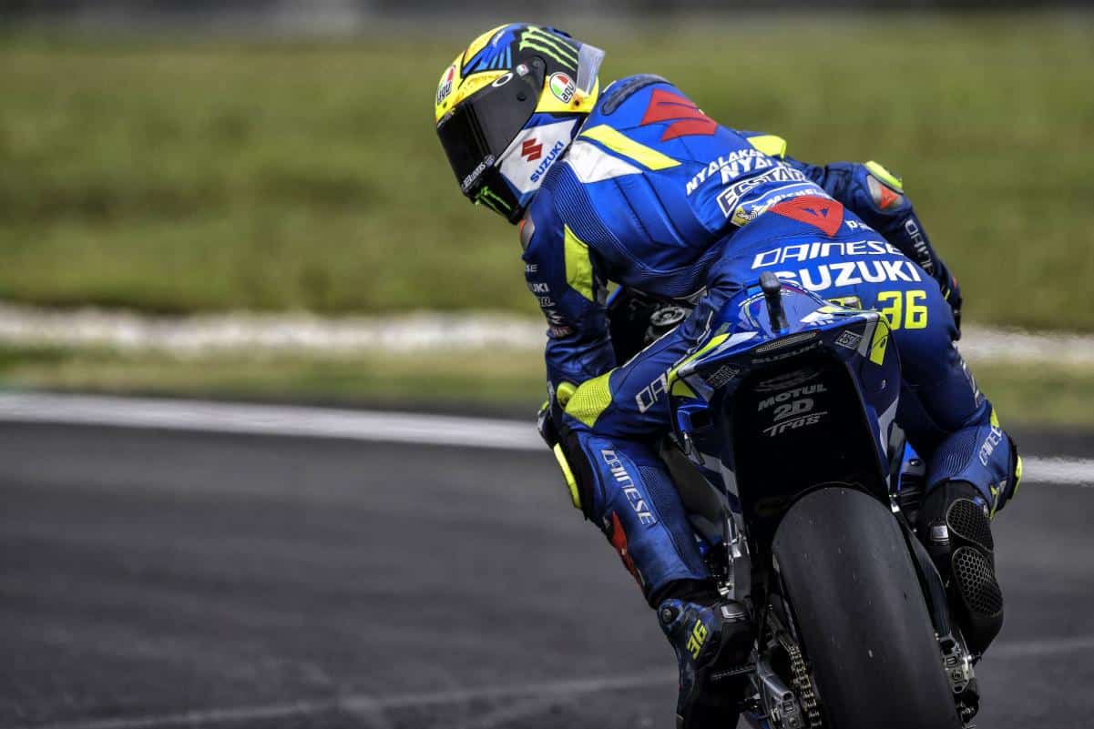 MotoGP Valence J1 : beau tir groupé des Suzuki (Rins/6 et Mir/7)