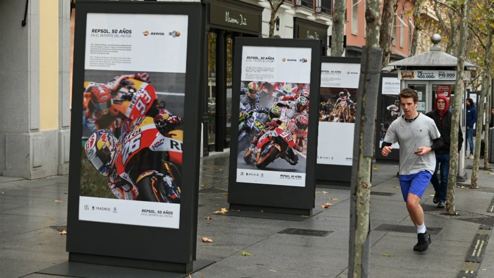 MotoGP : Madrid célèbre « Repsol, 50 ans dans les sports mécaniques » à travers une expo photos dans les rues