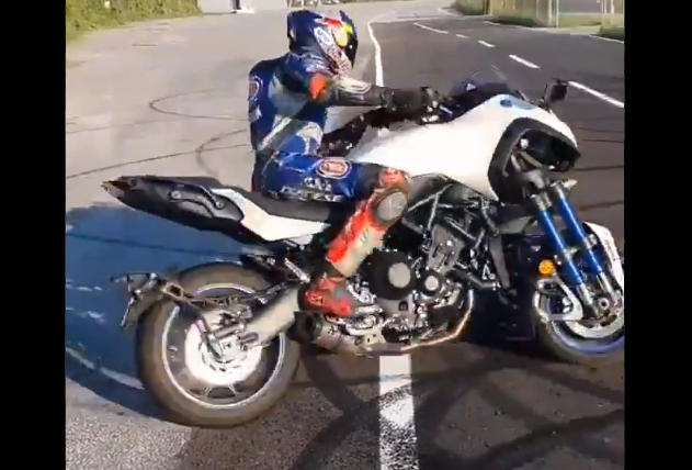 [Vidéo] : Toprak Razgatlioglu montre ce que l’on peut faire avec une Yamaha Niken