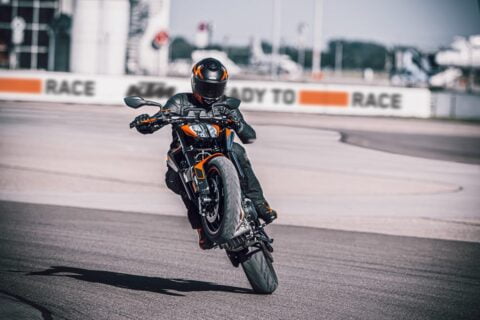 KTM promet une Duke 890 jouissive ...