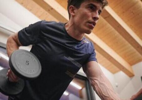 Marc Marquez montre ses muscles.