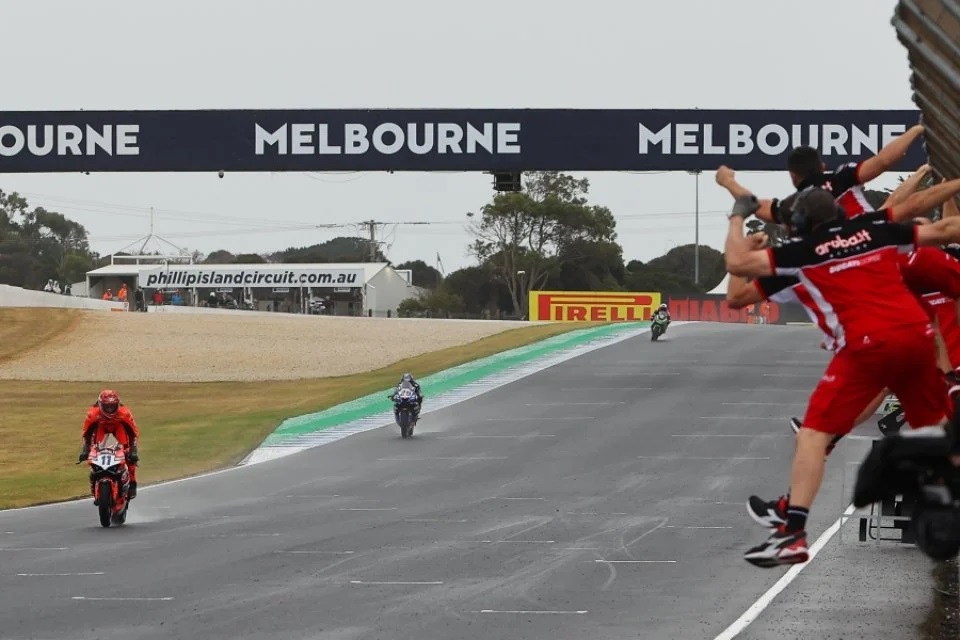 WSS Supersport Phillip Island Course 1 : première victoire de Ducati après trois départs et de nombreux incidents