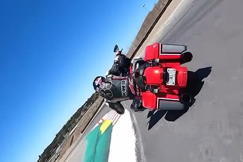 Insolite : Un tour de Laguna Seca en Bagger de série avec Kyle Wyman (Vidéo)