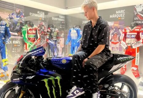 MotoGP : Kenny Racing lance sa collection de vêtements à l'effigie de Fabio  Quartararo - Paddock GP