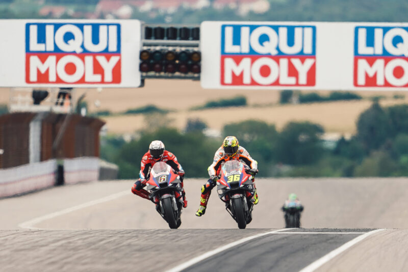 Seuls au monde, mais pas dans le bon sens. Photo : Honda Repsol