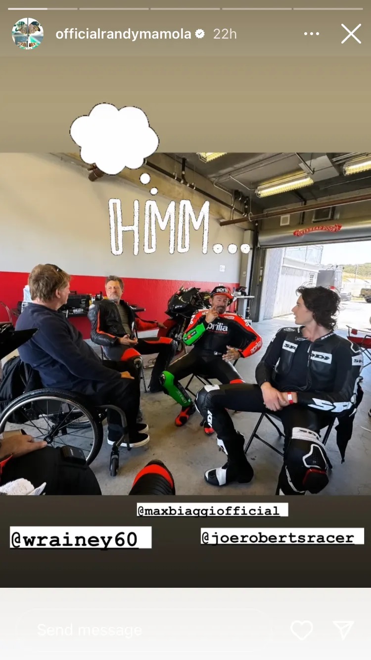 MotoGP : quand Randy Mamola immortalise Joe Roberts et Max Biaggi discutant Aprilia à Laguna Seca