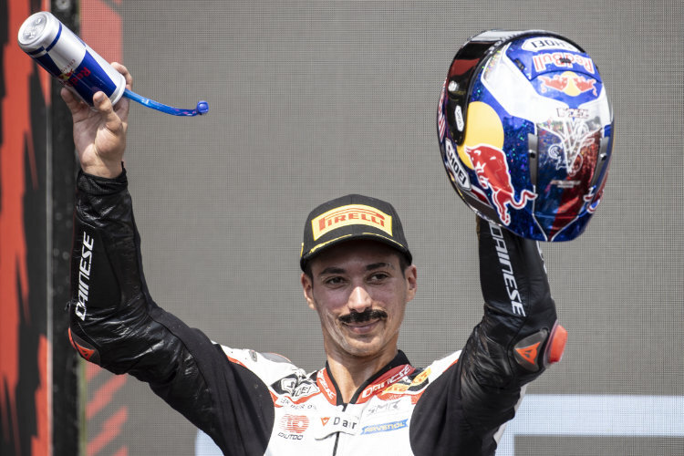 WSBK, Most J2 : Toprak Razgatlioglu s’est frisé à moustache ! « Je suis heureux parce que j’étais très fort, dans les quatre ou cinq derniers tours, j’ai juste coupé les gaz »