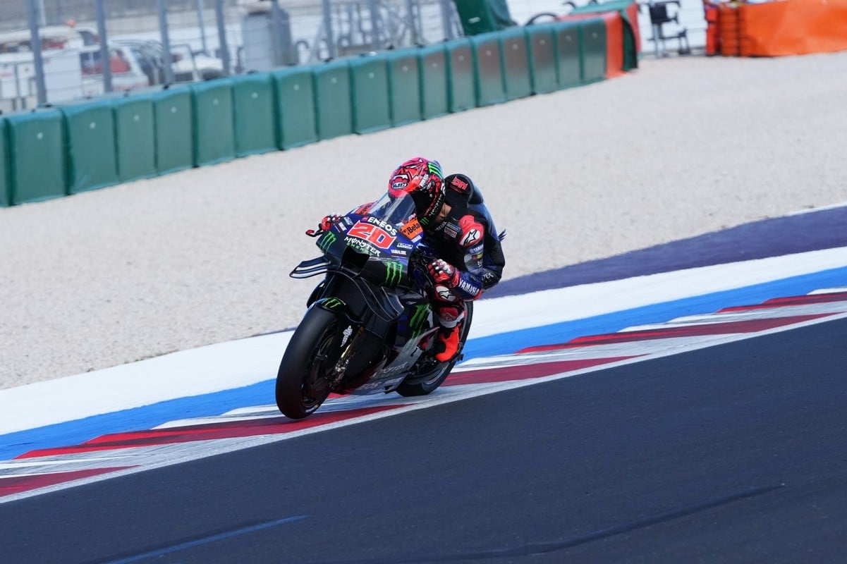 MotoGP Test Misano, la Yamaha de Fabio Quartararo sous haute tension : moteur, châssis, bras oscillant… les nouveautés s’enchaînent !