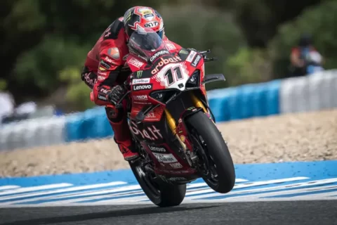 WSBK Jerez Superbike Course 1 : Nicolo Bulega triomphe magistralement, Toprak Razgatlioglu écrit l'histoire de BMW